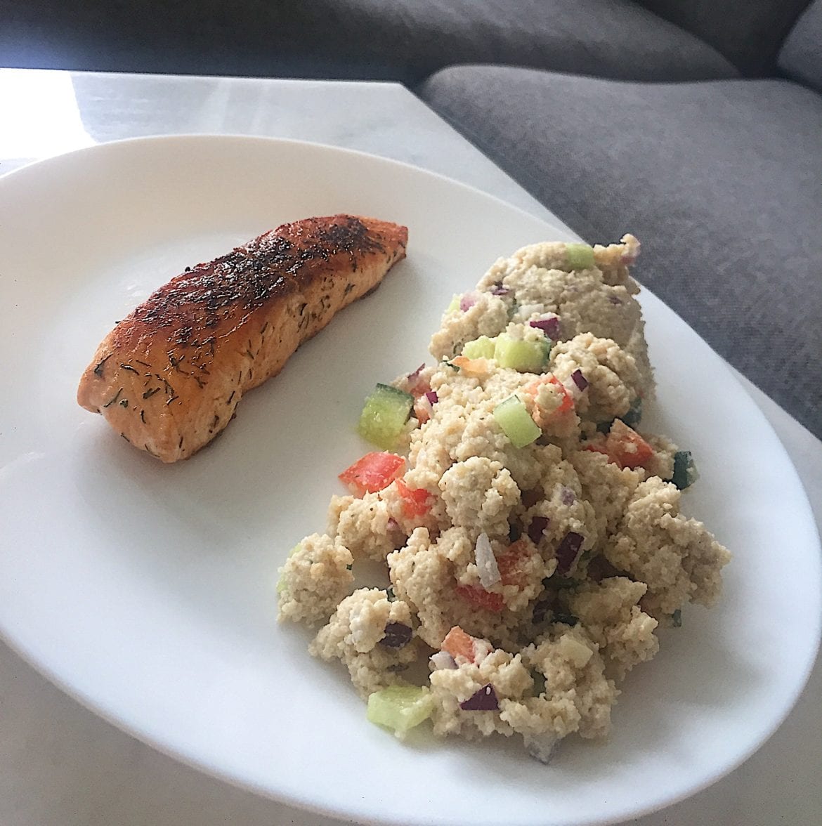 Couscous sallad med stekt lax