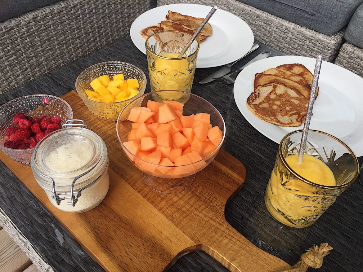 Bananpannkaka med kanel och mangoslush
