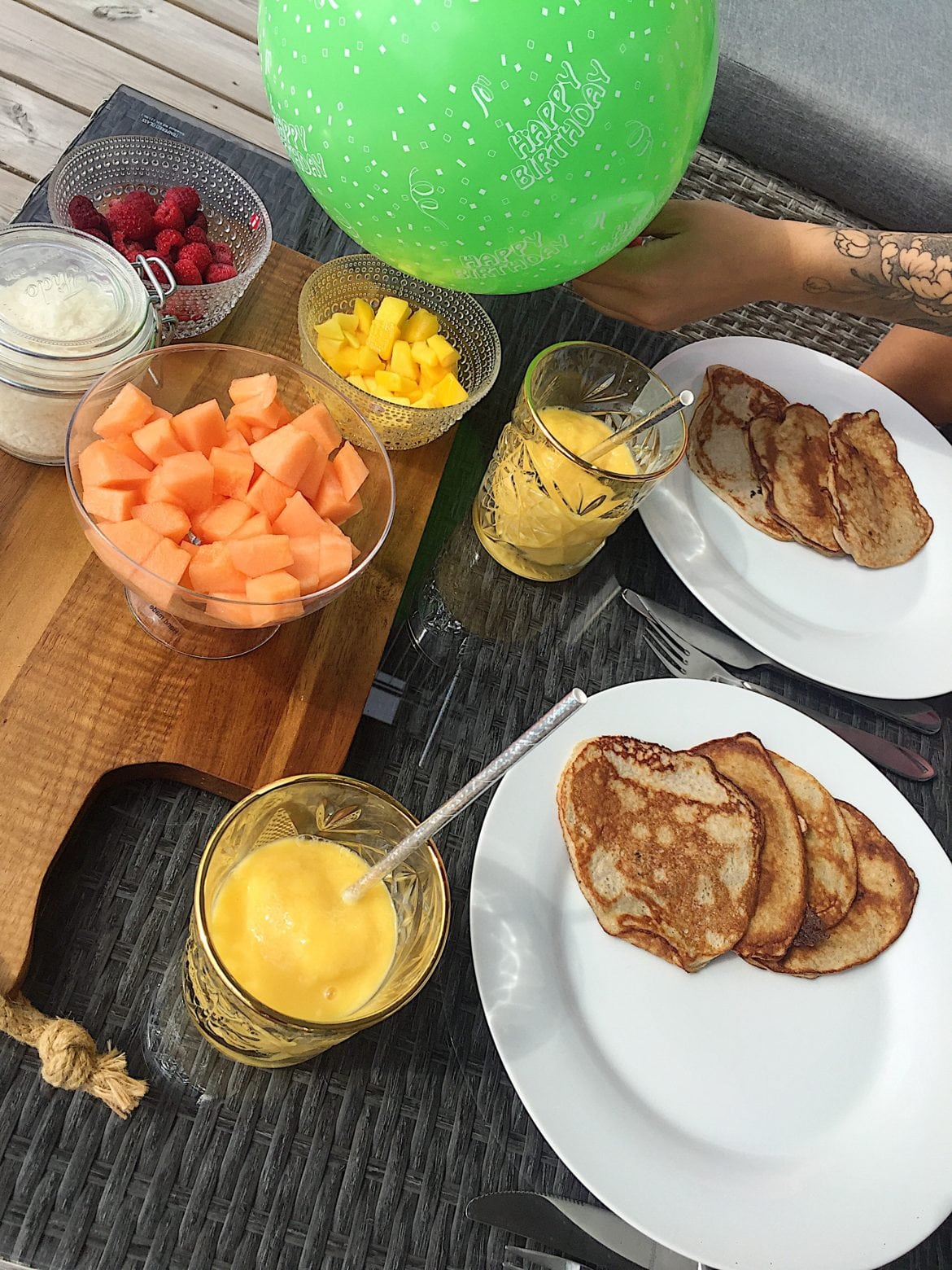 Bananpannkaka med kanel och mangoslush