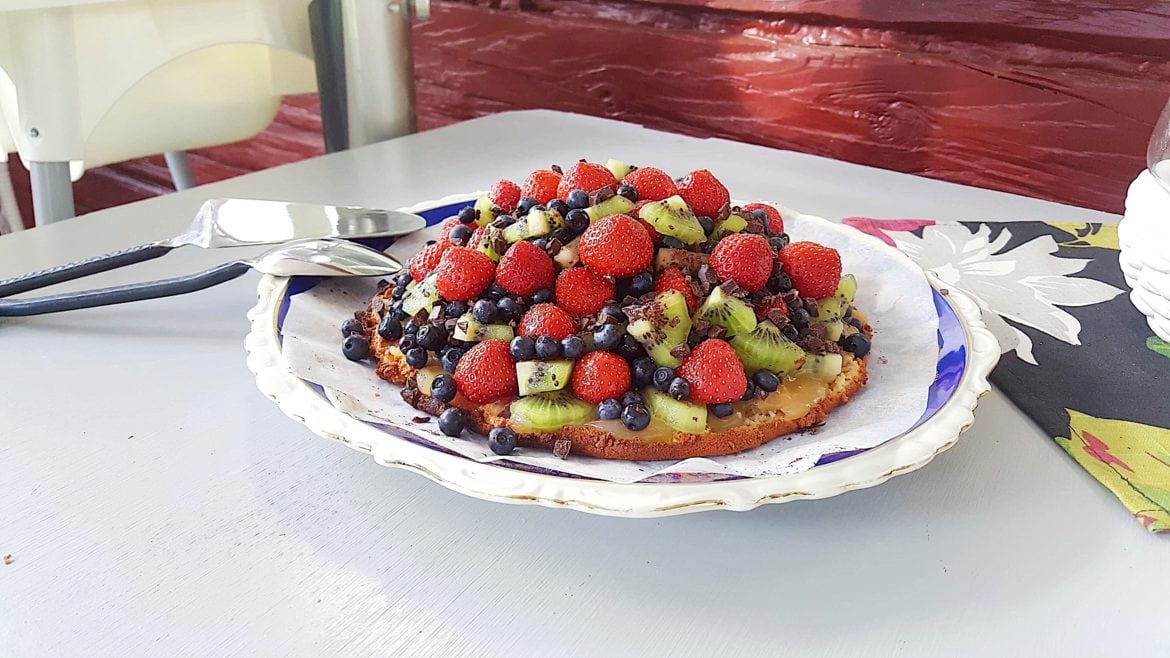 Efterrätt med limecurd och bär