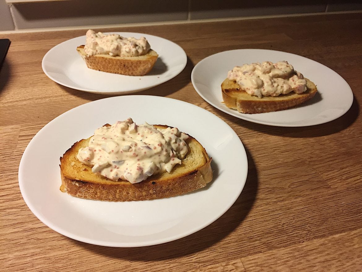 En del av helgen - Kräftröra på surdegsbröd