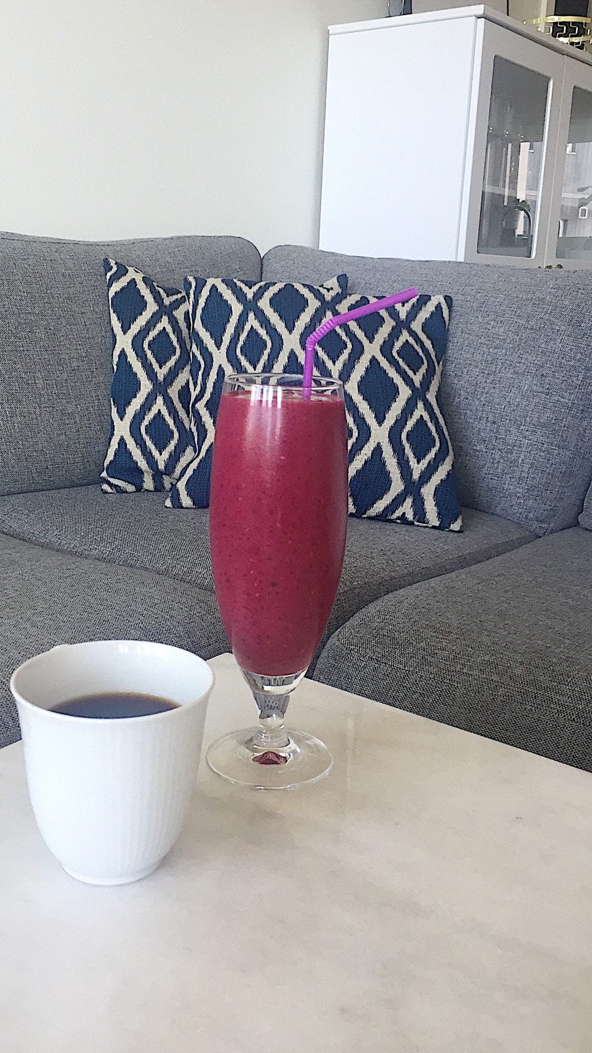 Smoothie med rödbeta, äpple, spenat