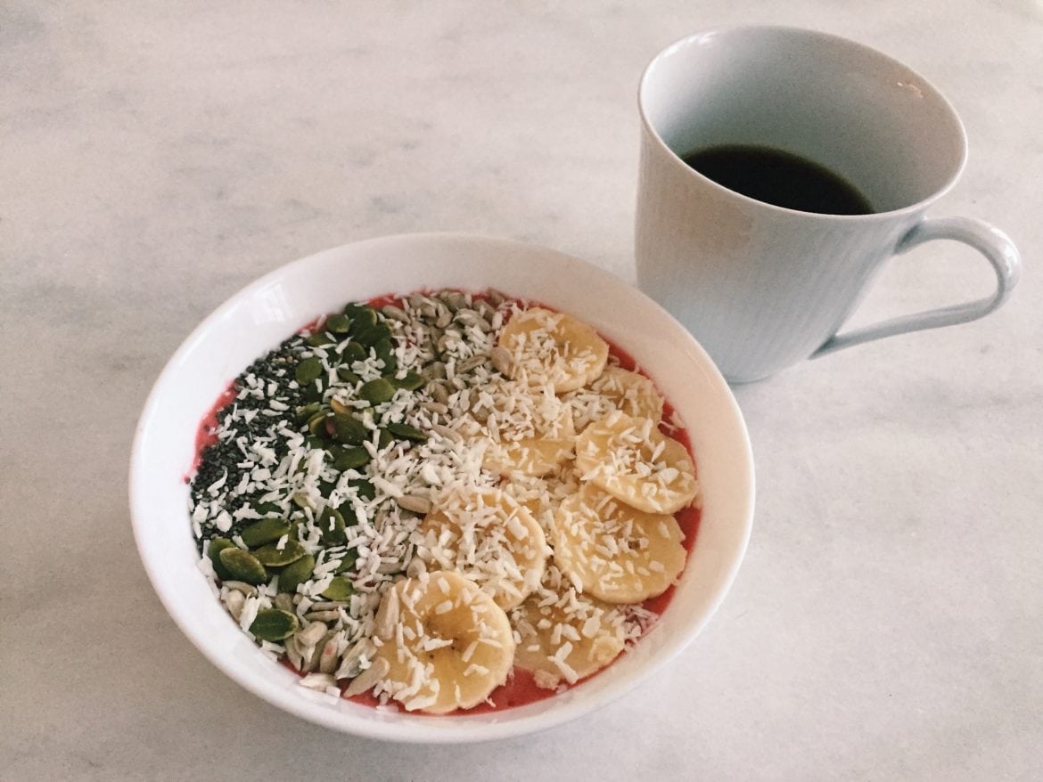 Smoothiebowl och en kopp kaffe