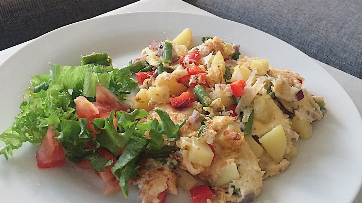 Enkel sommarlunch - råstekt potatis, korv och stekt ägg