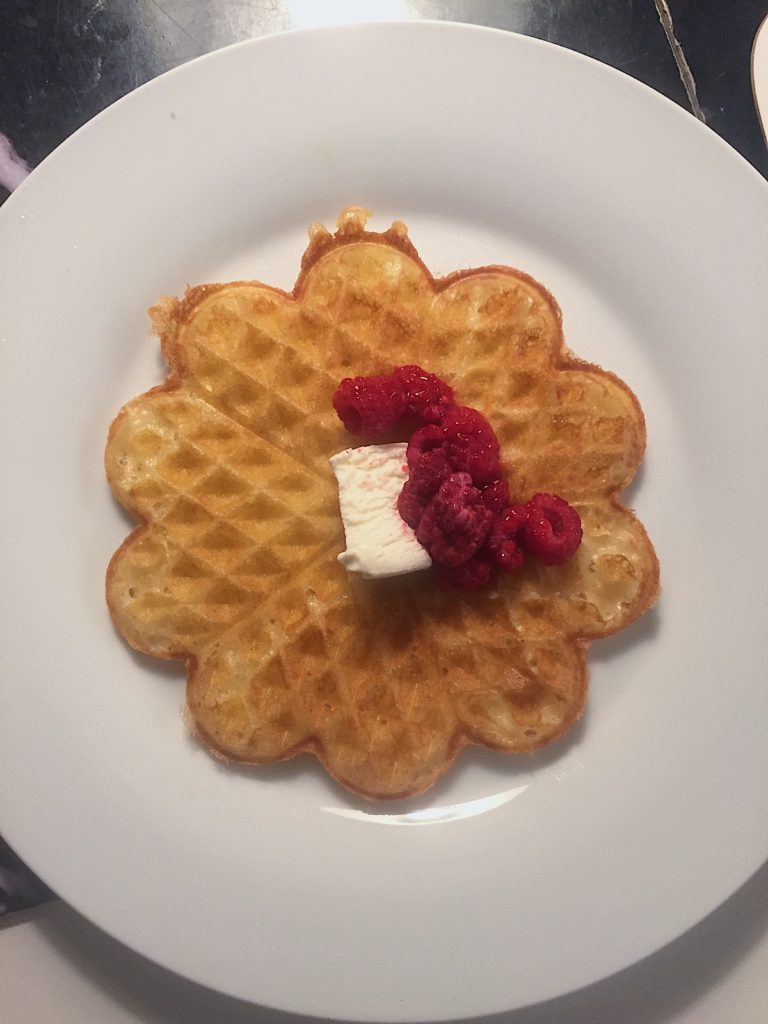 Våfflor med hallon och glass