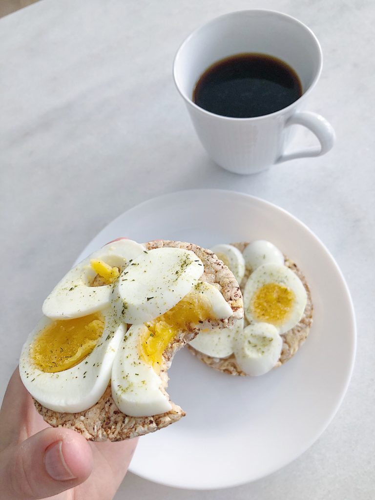 Majskakor med ägg och örtsalt