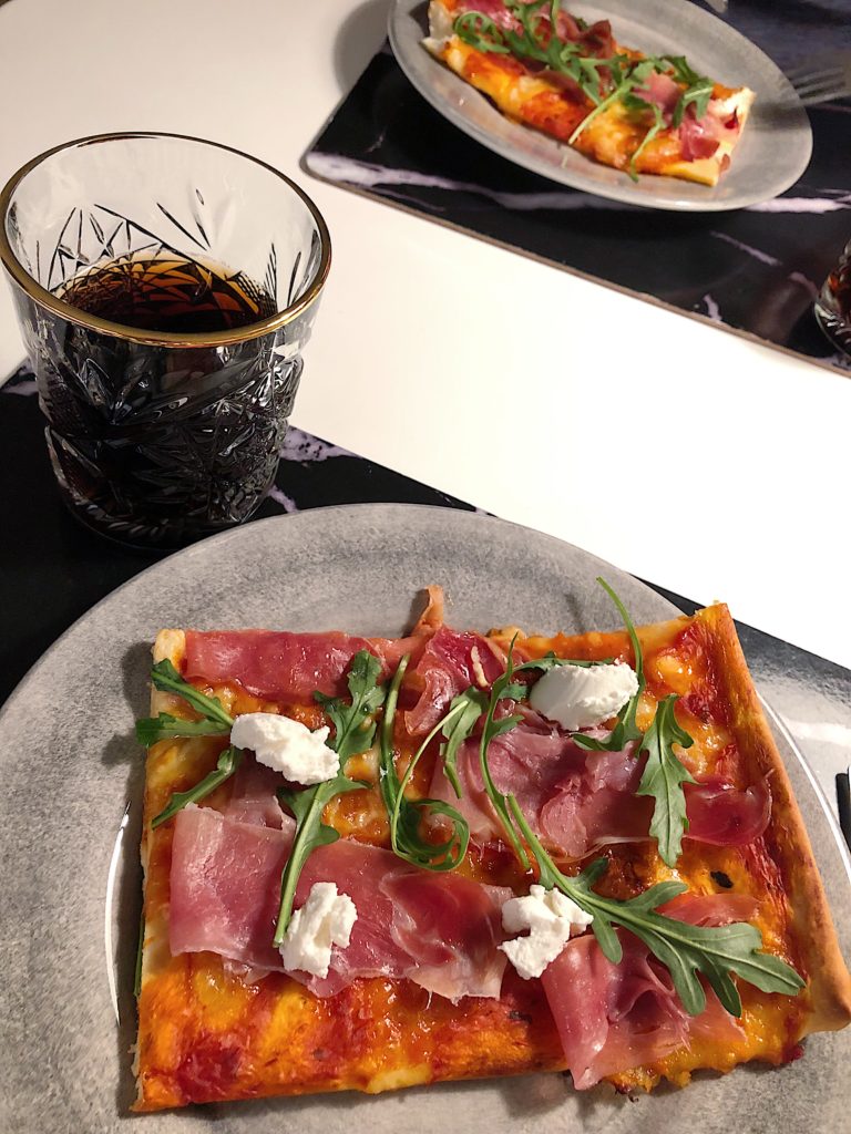 Hemmagjord pizza - parmskinka och mozzarella
