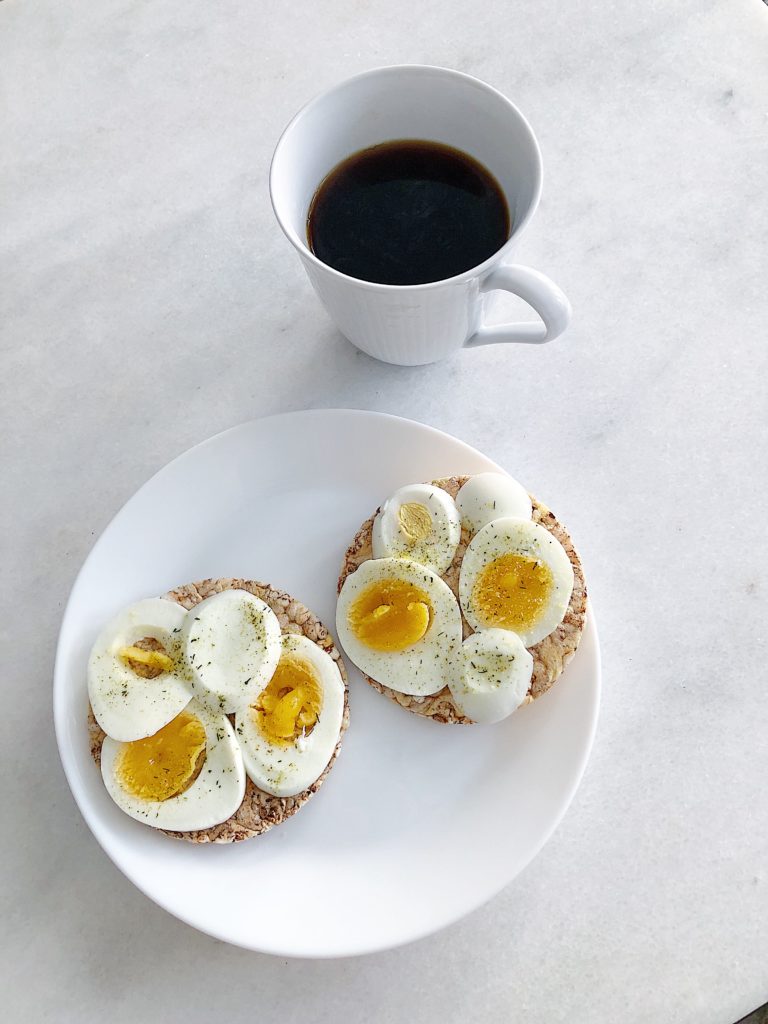 Majskakor med ägg och örtsalt