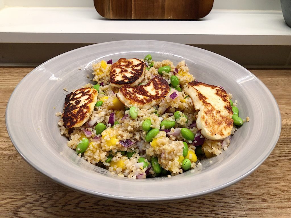 Halloumi, bulgur och mangosallad