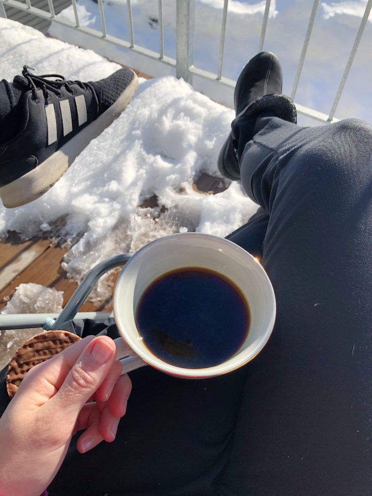 Första soltimmarna på balkongen