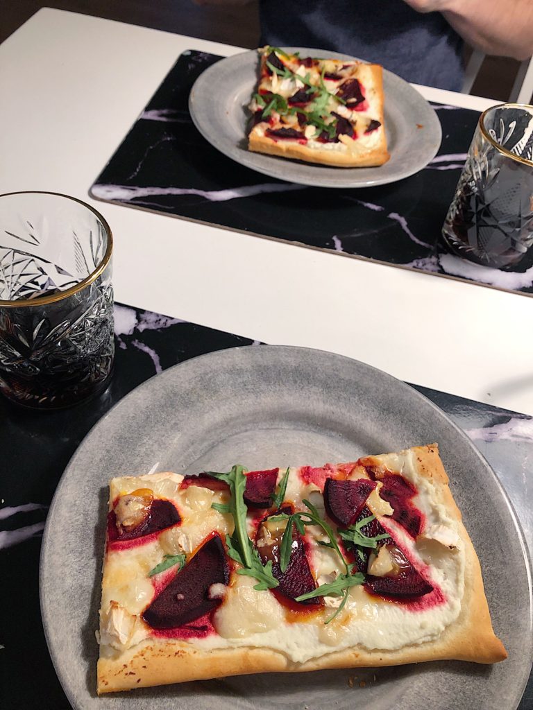 Hemmagjord pizza - rödbetor och chévreost