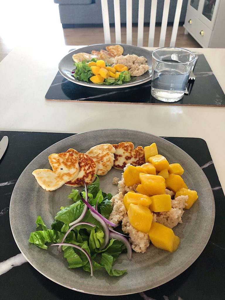 Halloumi och mangosallad
