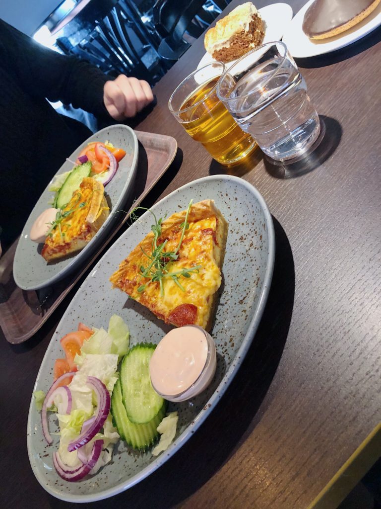 10 bilder - salmai och briepaj på Café Victoria