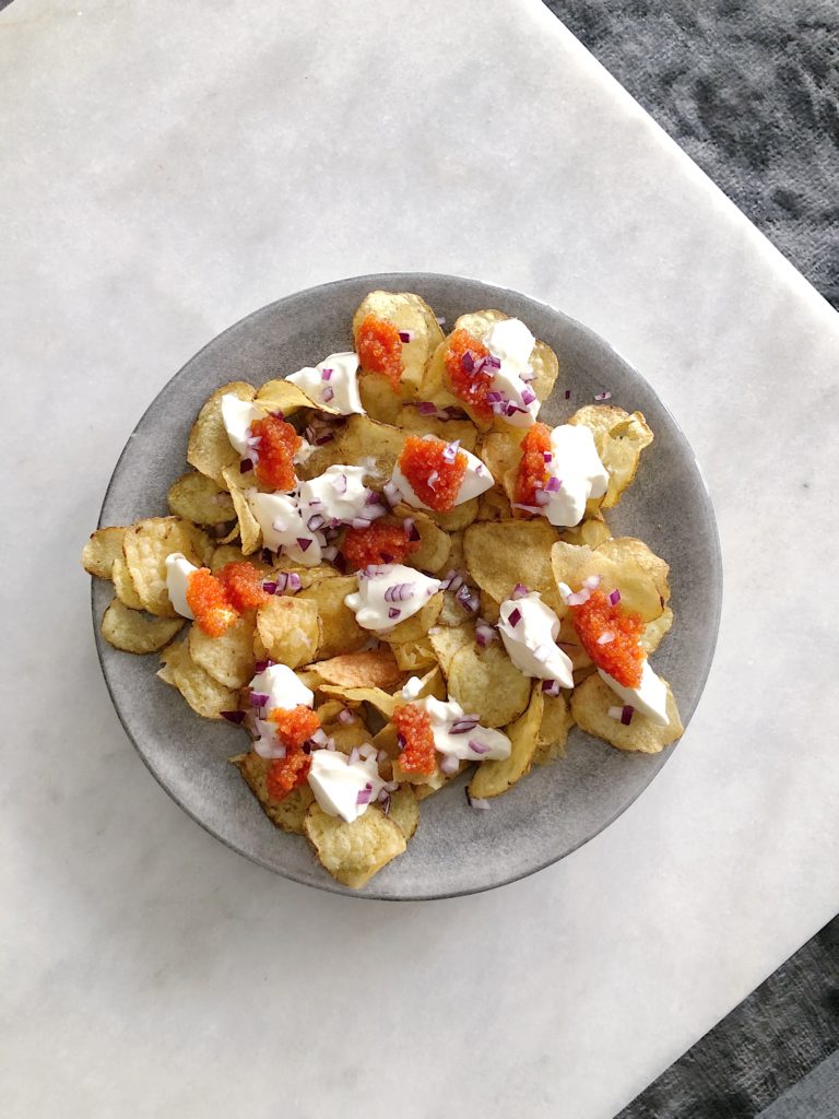 Chips med creme fraiche rom och rödlök
