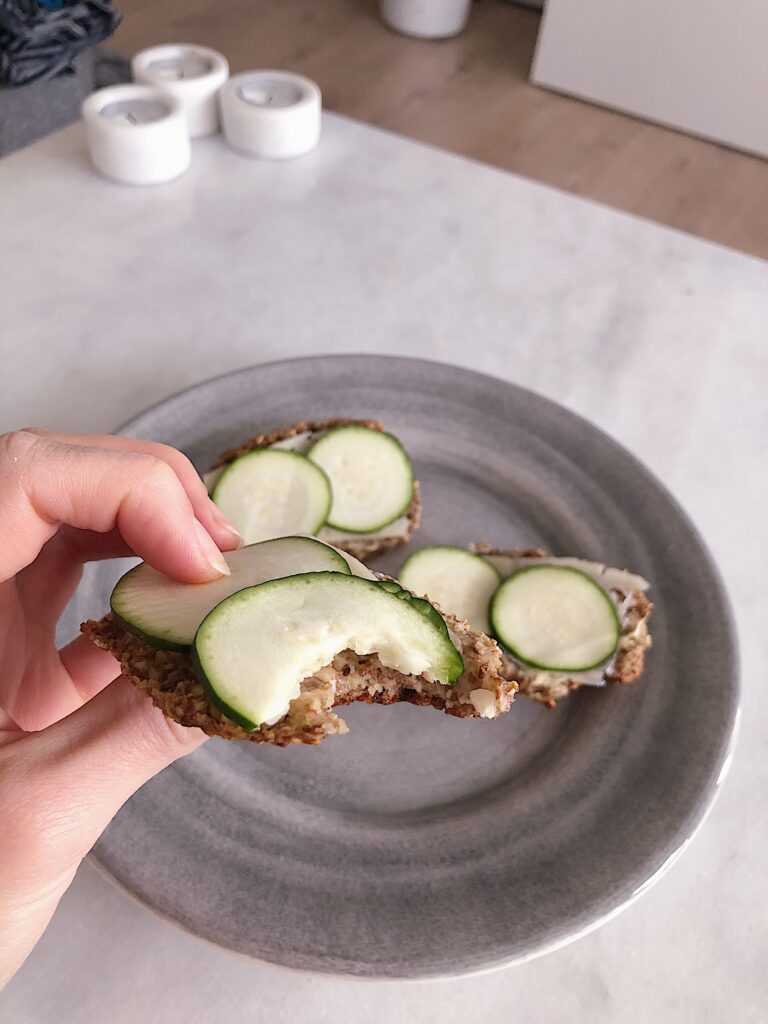 yoghurt och havrebröd