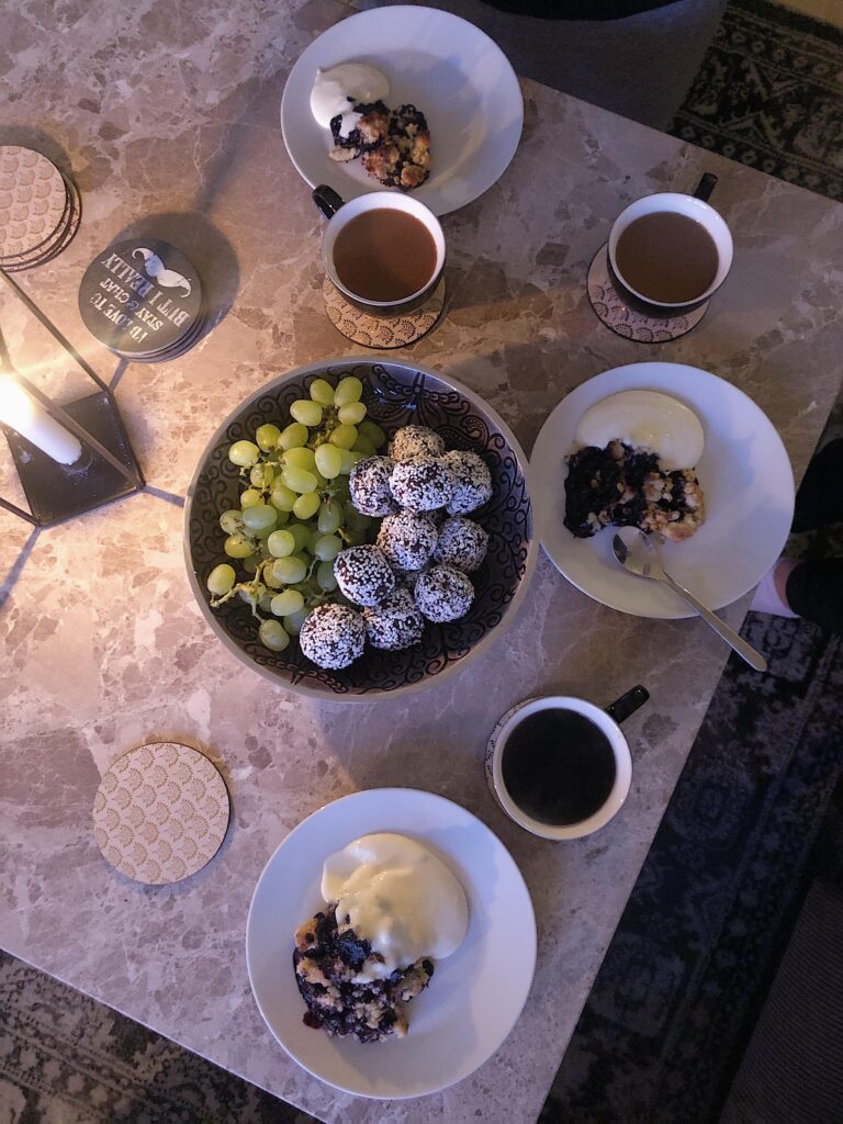 171781877_493542891824430_6560174281456681914_n-768x1024 - morotsrulltårta