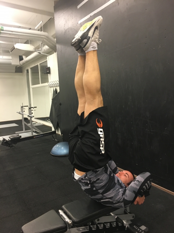 0206-6 - Träning för mage på gymmet