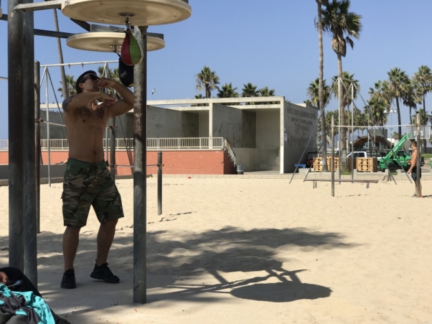 1004-5_0 - Muscle Beach - träning på stranden!