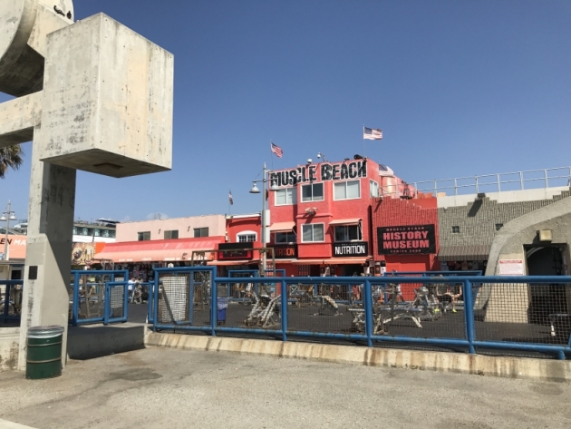 1004-6_0 - Muscle Beach - träning på stranden!
