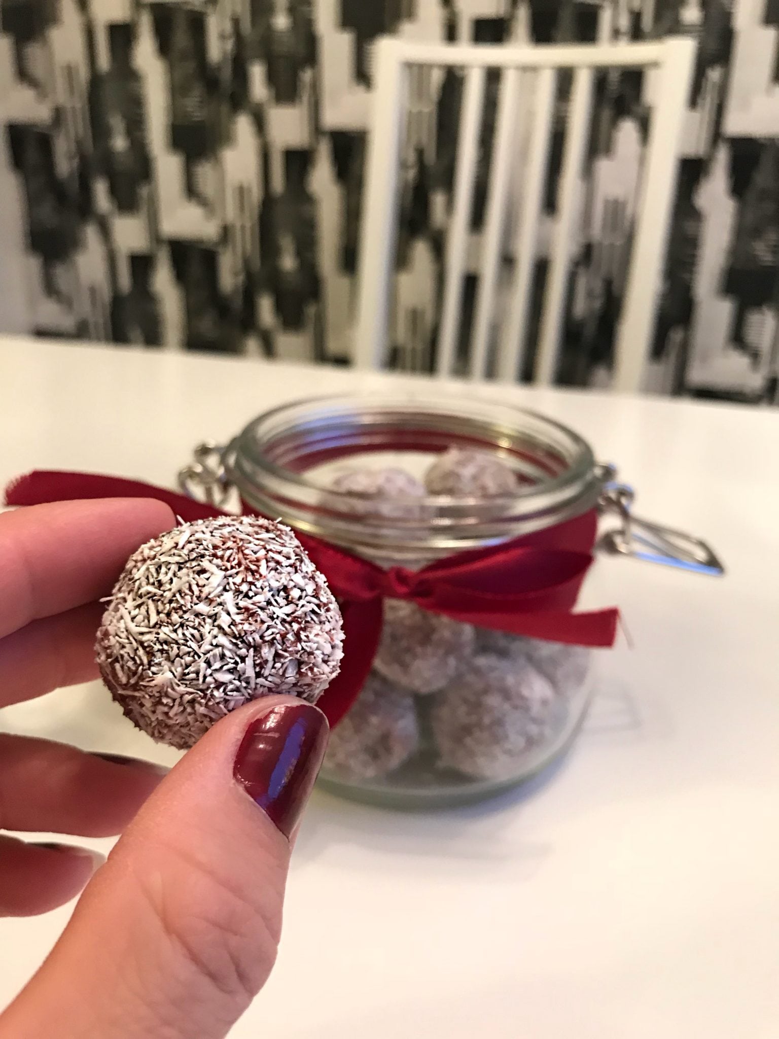 raw-hallonbollar-3 - Recept: Raw Hallonbollar