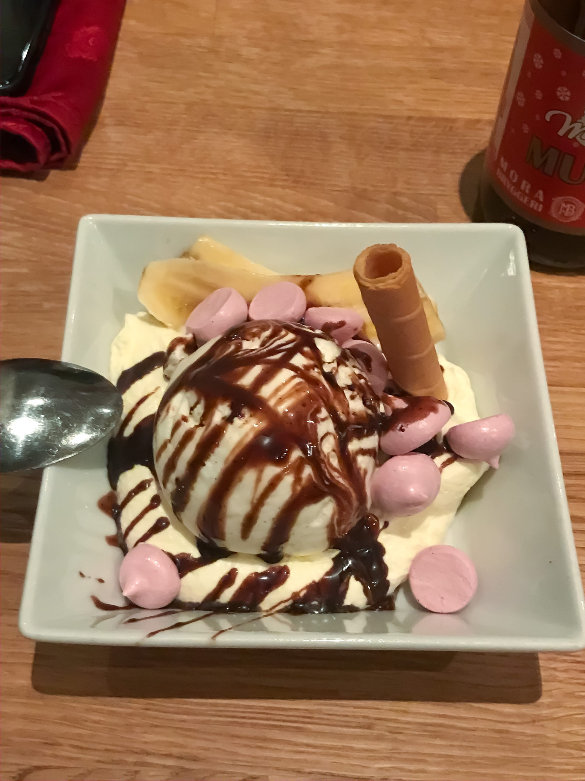 89B2F0A0-B1F9-43EC-A25B-09820C55ED13-scaled - middag sälen lammet grisen