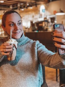 94643530-B800-4FAE-AE33-94C53F926DE9-225x300 - Weekend