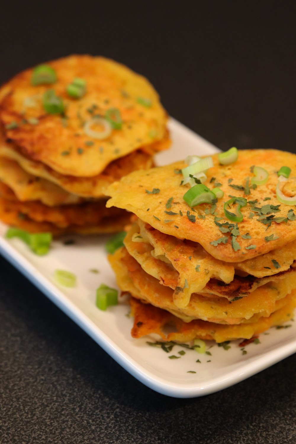 psx_20190419_1722105045700113668200480 - Fritters med morötter, salladslök och ramslök. Veganska och glutenfria