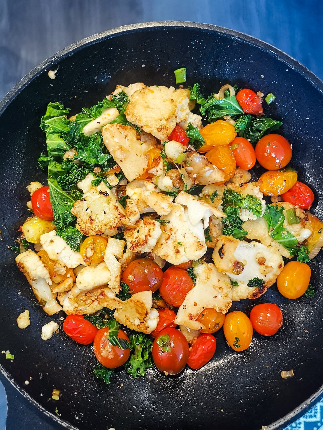 psx_20190424_1800366079861935157674064 - Stekt blomkål med tomat, grönkål och salladslök