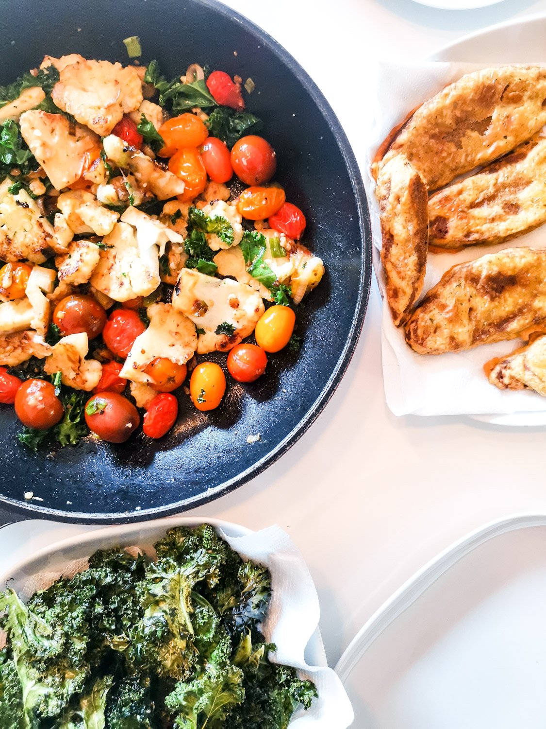 psx_20190424_1801398123585371239591676 - Stekt blomkål med tomat, grönkål och salladslök