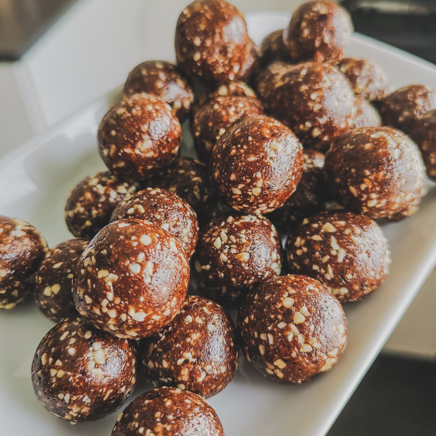 psx_20190430_160408908356435881238281 - Snickersbollar, dadelbollar med jordnötter