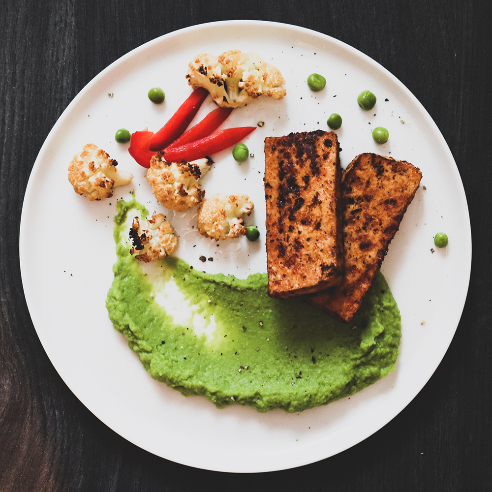 Grön ärtpuré, ugnsrostad blomkål och marinerad tofu