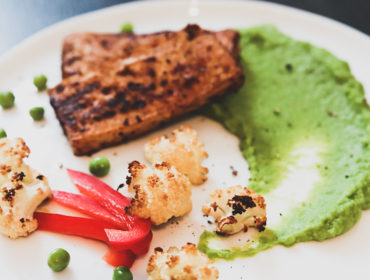 Ugnsrostad blomkål, grön ärtpuré och marinerad tofu. Veganskt recept