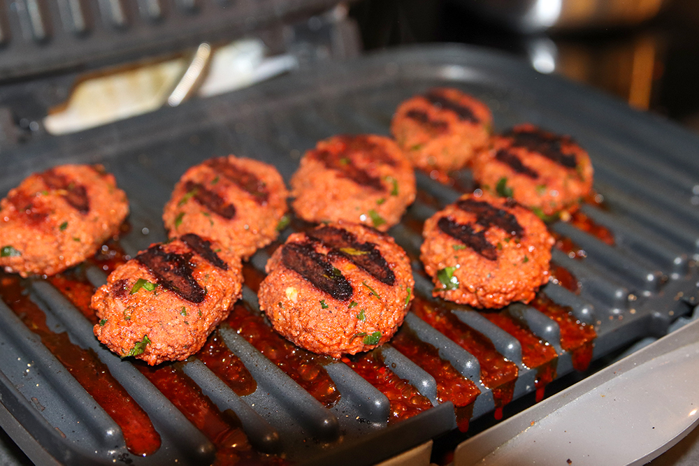 Veganska biffar, morotspuré och rostade kantareller och nötter