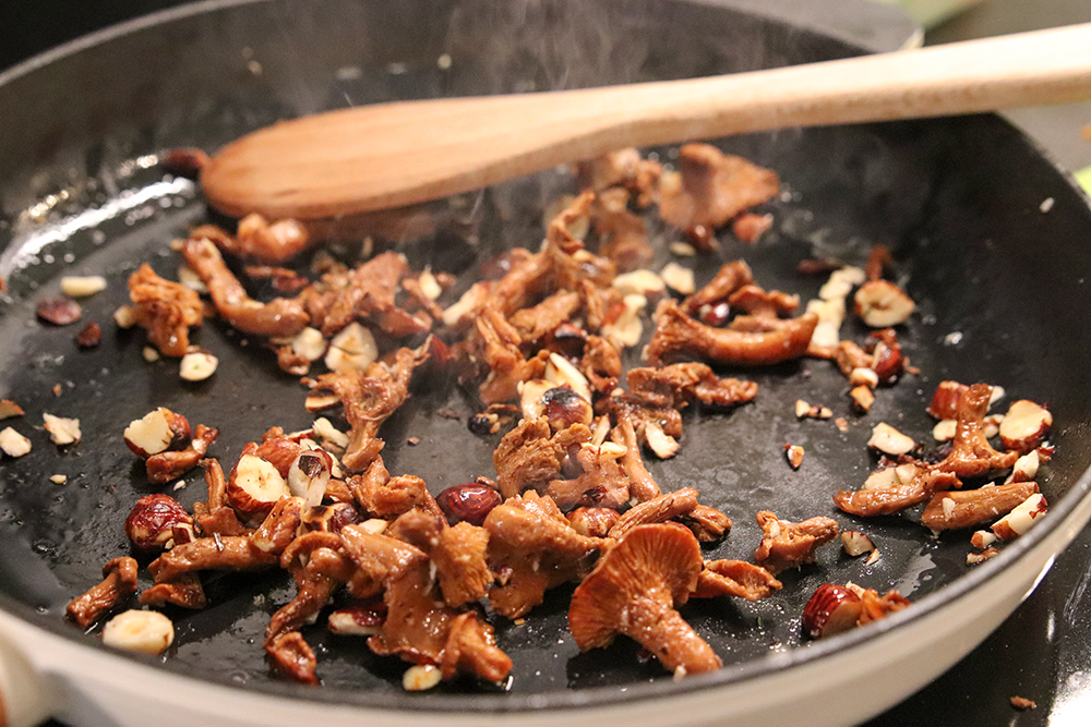 Veganska biffar, morotspuré och rostade kantareller och nötter