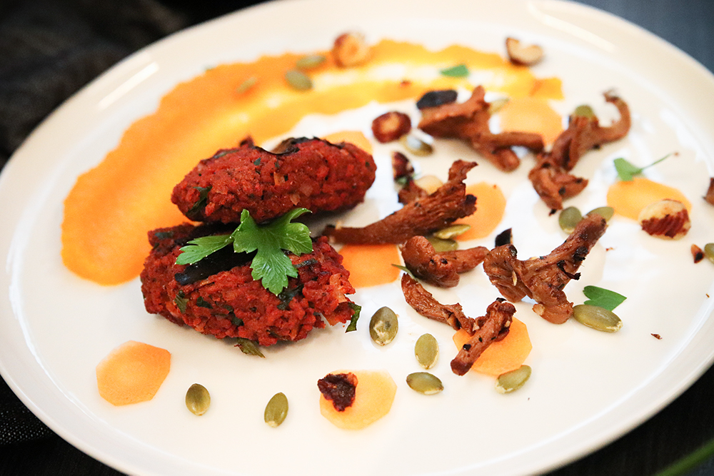 Veganska biffar, morotspuré och rostade kantareller och nötter
