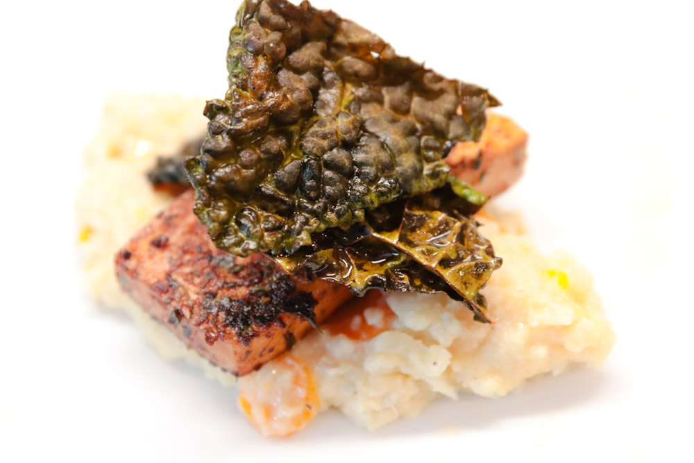 stekt tofu, blomkålsmos, svartkålschips