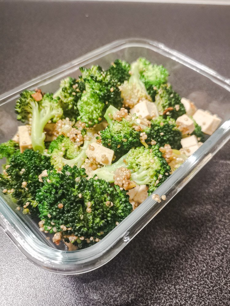 enkel och nyttig vegansk matlåda med broccoli, tofu och quinoa