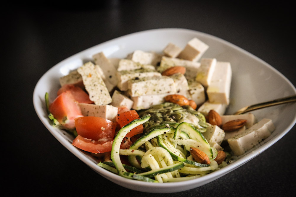 Bowl med zucchininudlar