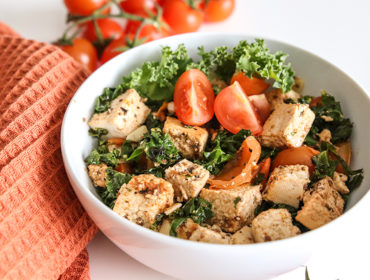 ljummen sallad med tofu, grönkål och tomat, som är en grand slam.