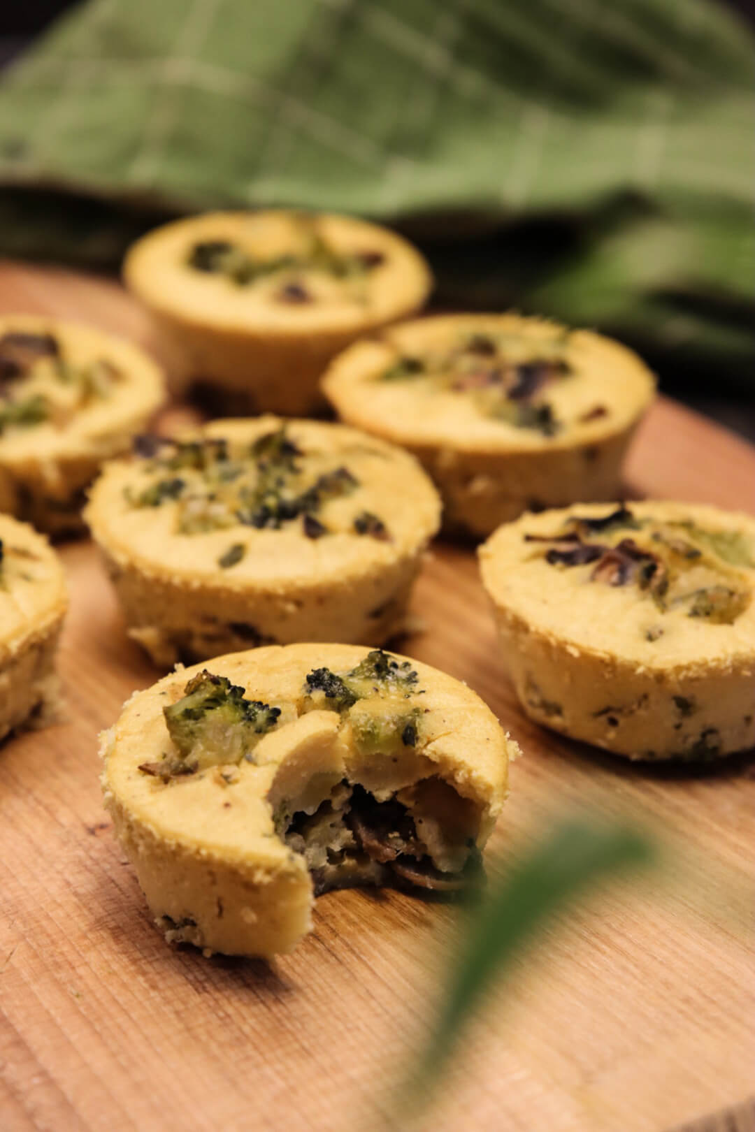 vegan quiche framdukat på träbricka 