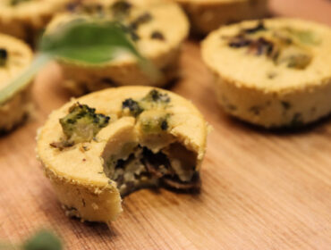 vegan mini quiche med champinjoner och broccoli
