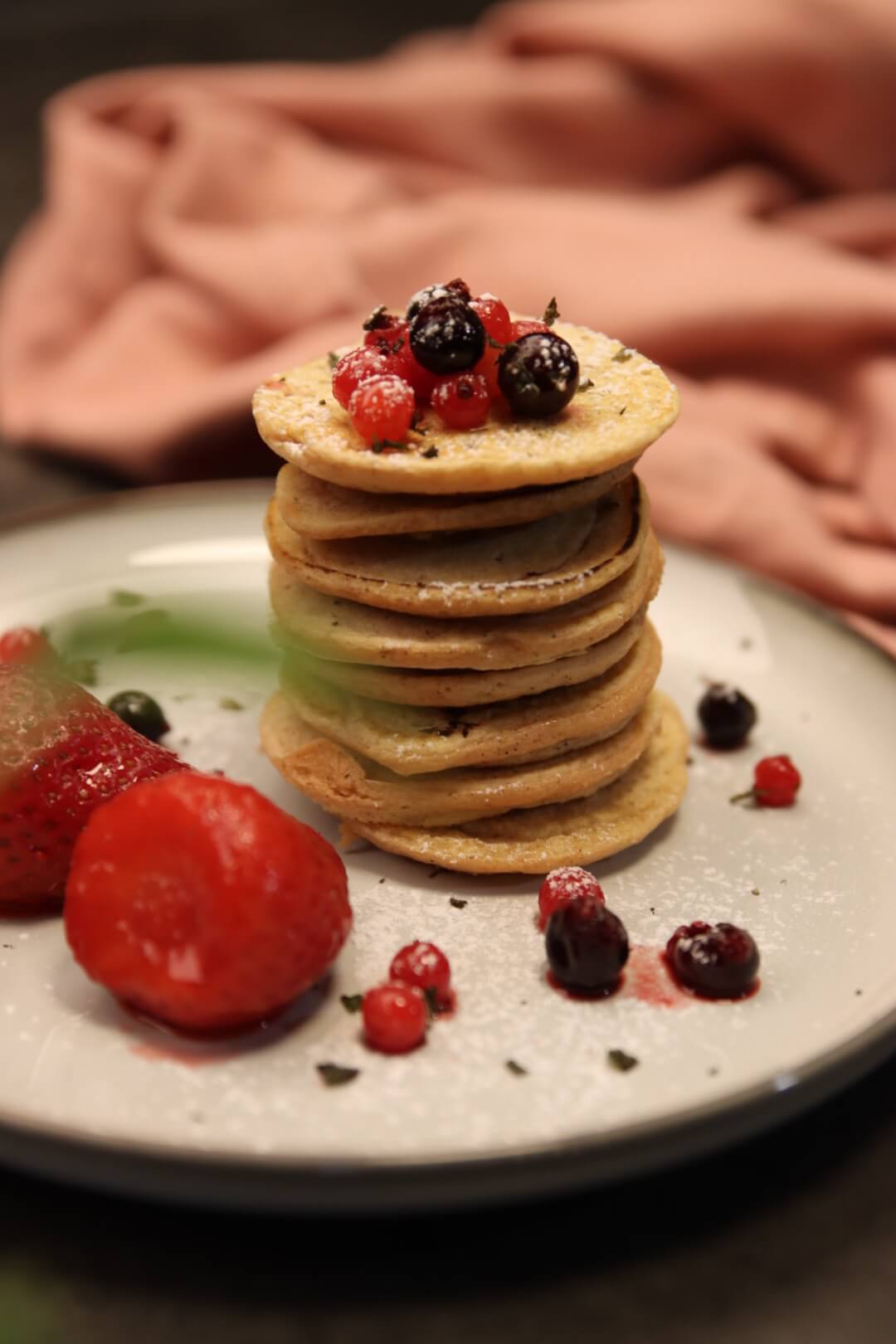 Proteinplättar på fat med bär