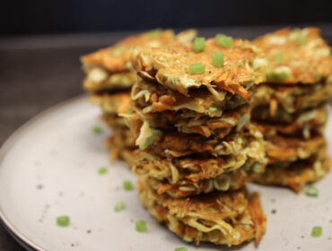 kålfritters på fat