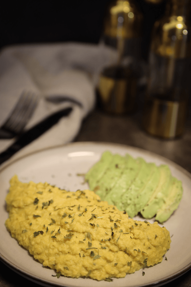 soymelette serverad med avokado till vegansk brunch