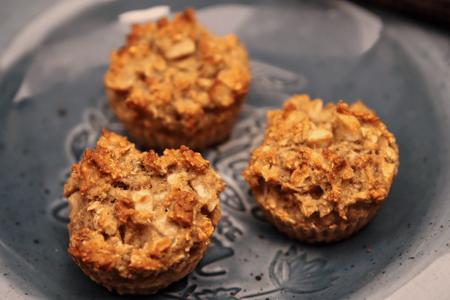 Växtbaserade äppelmuffins på ett fat