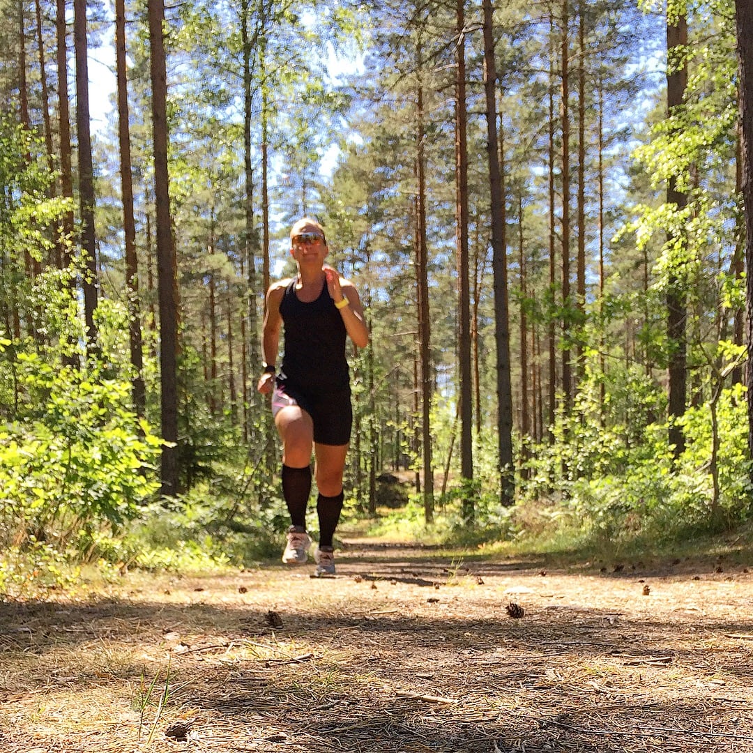 Sommarlöpning i skogen