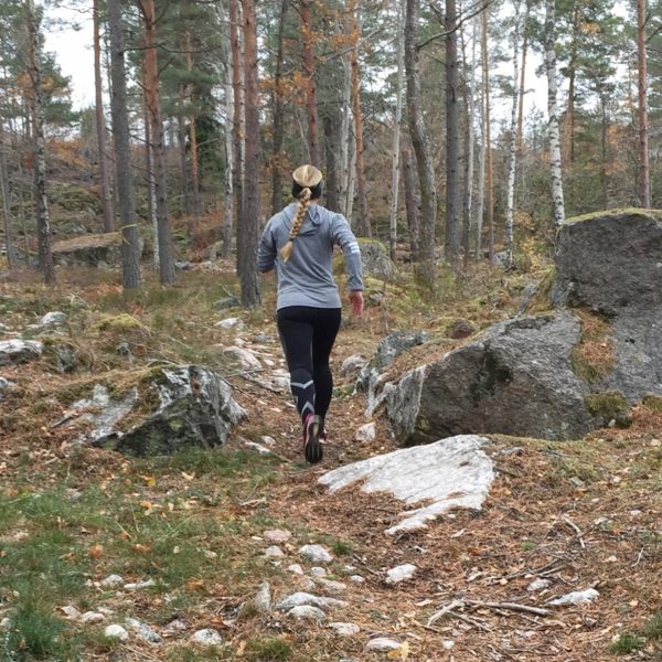 Vickan springer i skogen