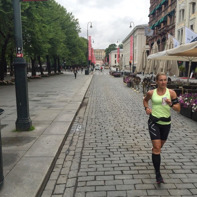 Vickan springer på Karl Johan