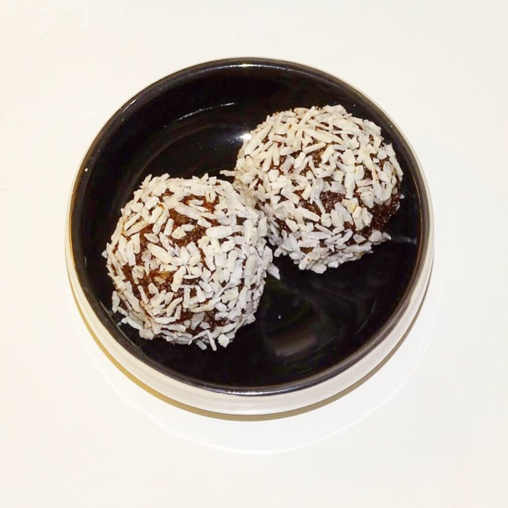 101F7176-5F17-4558-8BB4-DDB3E707FCDF-1024x1024 - Jordnöts- och chokladbollar