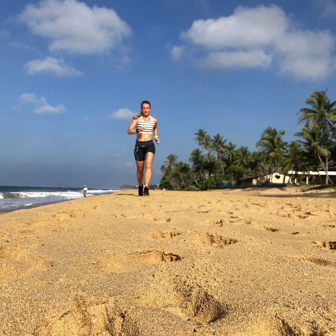 Löpning på Hikkaduwa beach